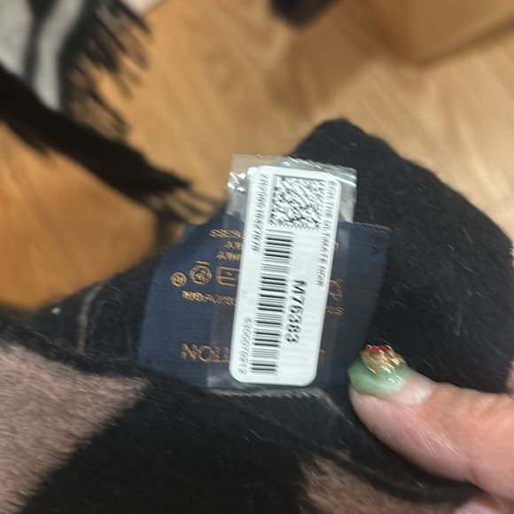 1️⃣5️⃣0️⃣0️⃣ brand new authentic Louis Vuitton wrap cashmere - Picture 4 of 4